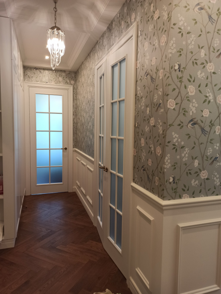 Mittelgroßer Klassischer Schmaler Flur mit weißer Wandfarbe, braunem Holzboden, braunem Boden, Kassettendecke und Wandpaneelen