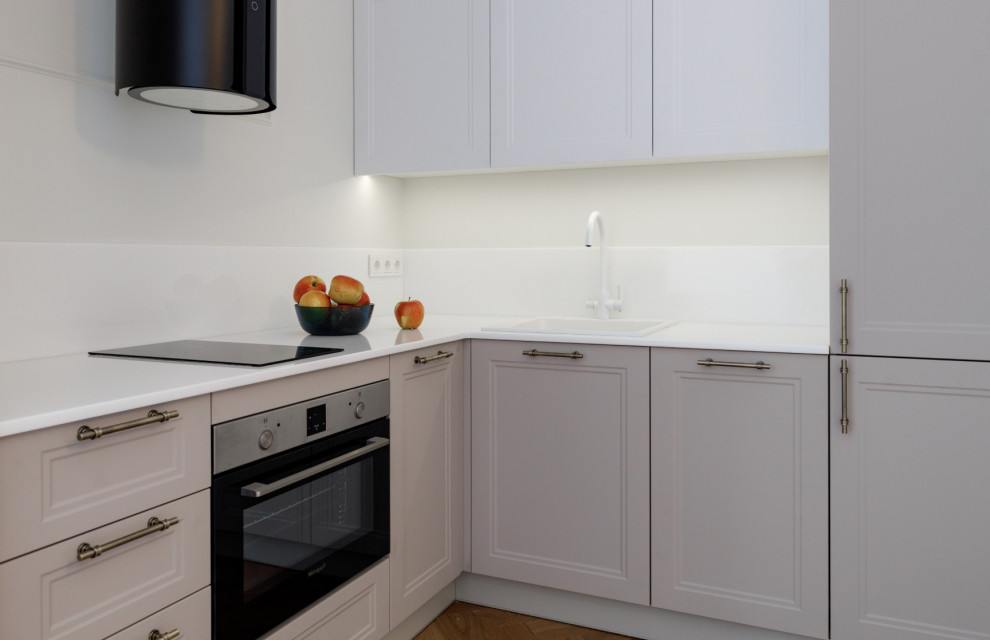 Уютная угловая кухня для небольших апартаментов