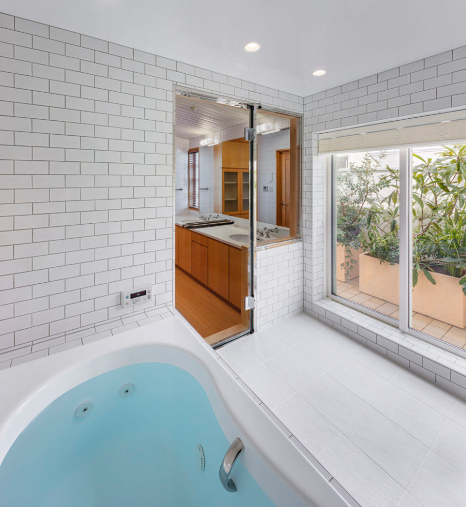 На фото: главная ванная комната в классическом стиле с белыми стенами, полом из керамогранита и белым полом