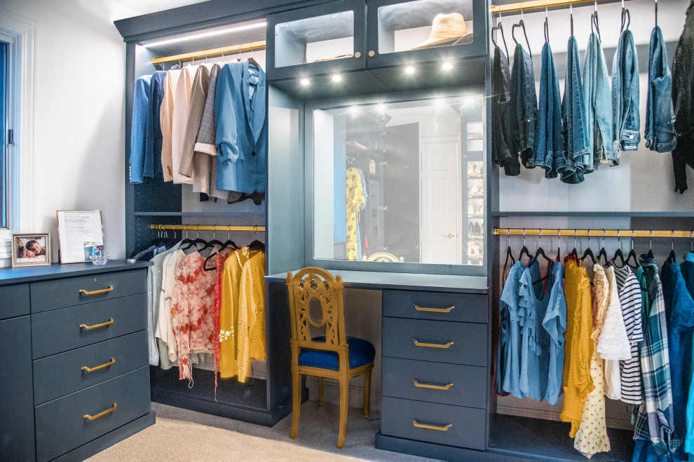 Modelo de vestidor unisex clásico renovado grande con armarios con paneles lisos, puertas de armario azules, moqueta y suelo beige