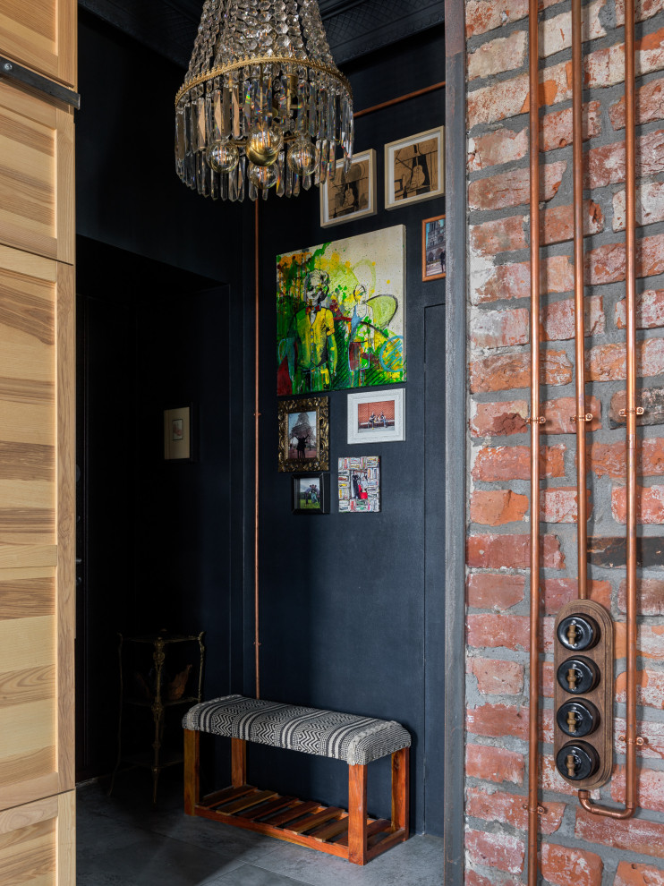 Esempio di un piccolo ingresso con anticamera industriale con pareti blu, pavimento in gres porcellanato, una porta a due ante, una porta in legno scuro, pavimento grigio e carta da parati