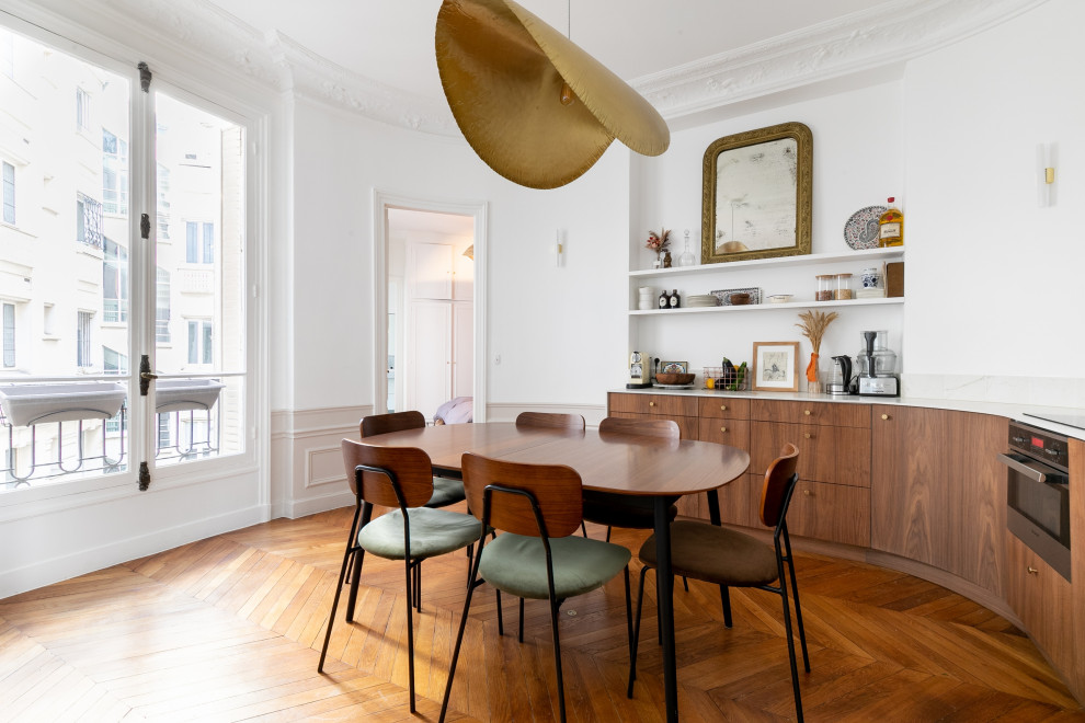 Esempio di una sala da pranzo minimal con pareti bianche, pavimento in legno massello medio e pavimento marrone
