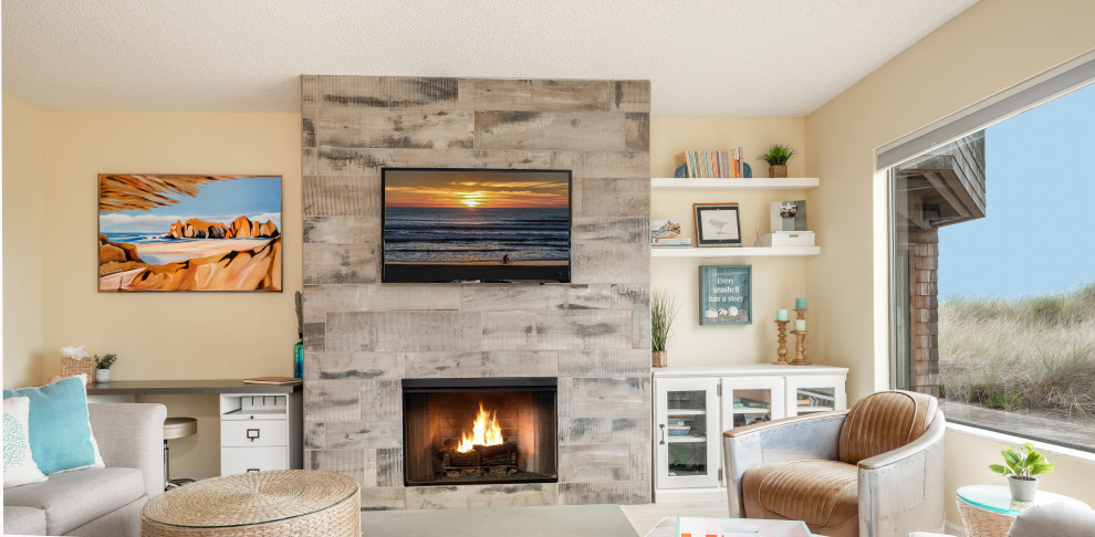 サンフランシスコにあるお手頃価格の小さなビーチスタイルのおしゃれなLDK (黄色い壁、ラミネートの床、標準型暖炉、タイルの暖炉まわり、ベージュの床) の写真