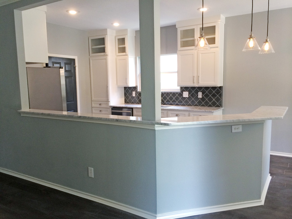 Kitchen - transitional kitchen idea in Austin