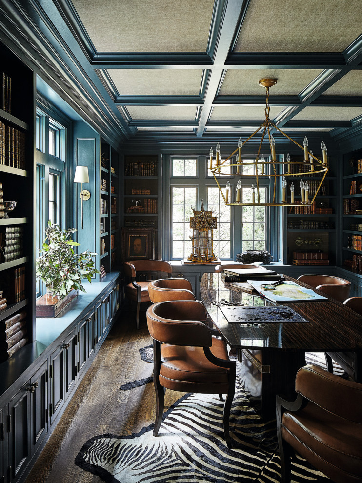 На фото: домашняя библиотека в классическом стиле с синими стенами, темным паркетным полом, коричневым полом, кессонным потолком и отдельно стоящим рабочим столом без камина с