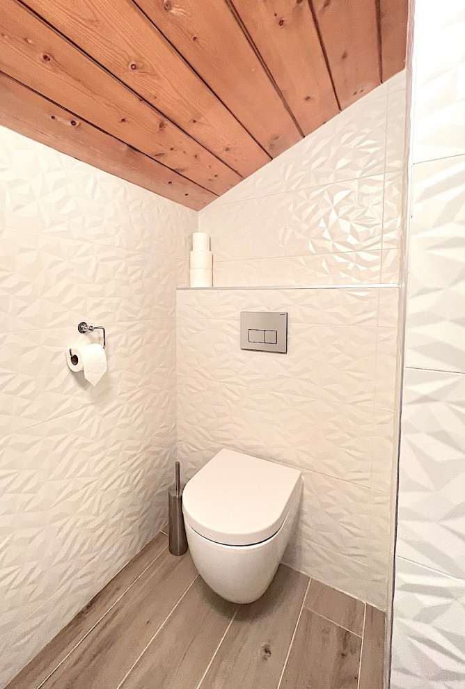 Inspiration pour un petit WC suspendu chalet avec un carrelage blanc, des carreaux de céramique, un mur blanc, un sol en carrelage de céramique, un lavabo posé, un plan de toilette en stratifié, un sol gris, un plan de toilette blanc, un placard sans porte, des portes de placard blanches et meuble-lavabo sur pied.