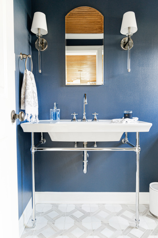 Idée de décoration pour une petite salle de bain tradition avec des portes de placard blanches, WC séparés, un mur bleu, un sol en marbre, un plan vasque, un sol blanc, un plan de toilette blanc, meuble-lavabo sur pied et un plafond en bois.