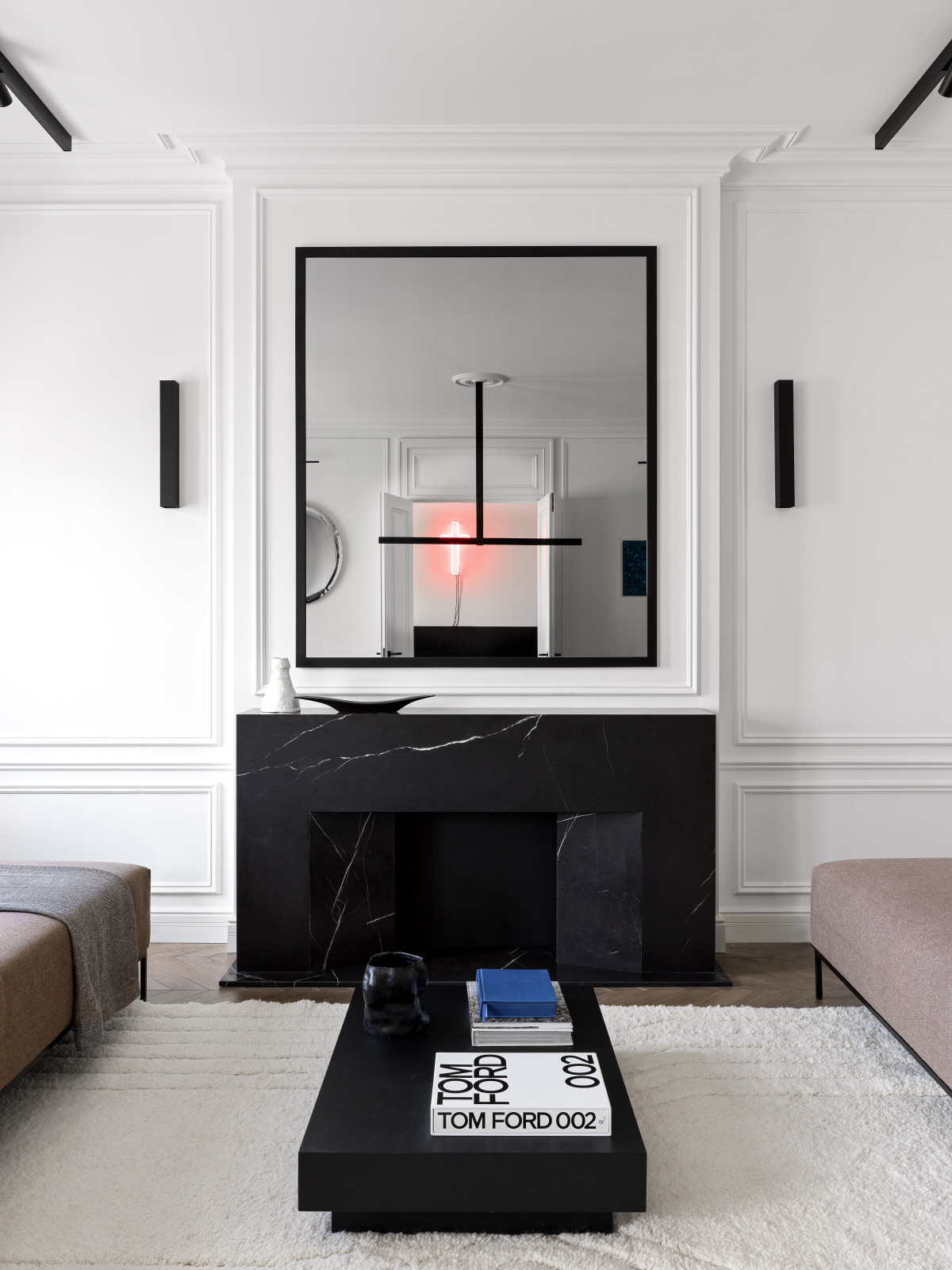 Скрытый телевизор над камином