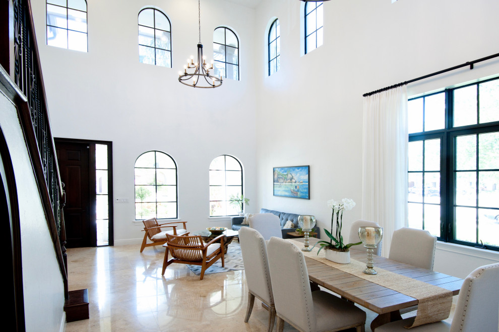 Ejemplo de salón blanco costero de tamaño medio con paredes blancas, suelo de travertino y suelo beige