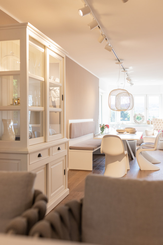 Idee per una sala da pranzo aperta verso la cucina scandinava di medie dimensioni con pareti beige, pavimento in legno massello medio e pavimento beige