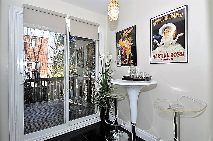 Transitional home design photo in Toronto