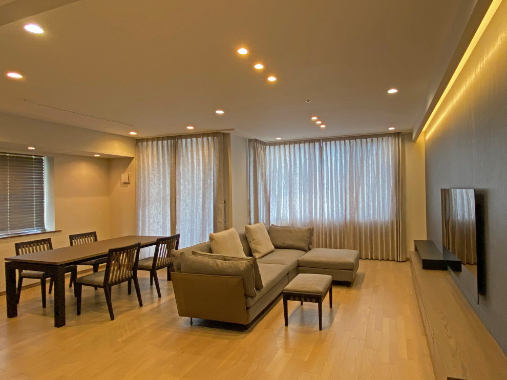 Foto di un grande soggiorno aperto con pareti grigie, pavimento in legno verniciato, TV a parete, pavimento grigio, soffitto in carta da parati e carta da parati