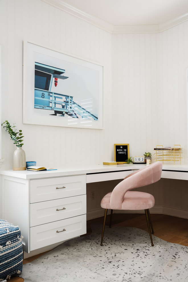 Mittelgroßes Modernes Arbeitszimmer mit weißer Wandfarbe, hellem Holzboden, Einbau-Schreibtisch und Holzdielenwänden in Los Angeles