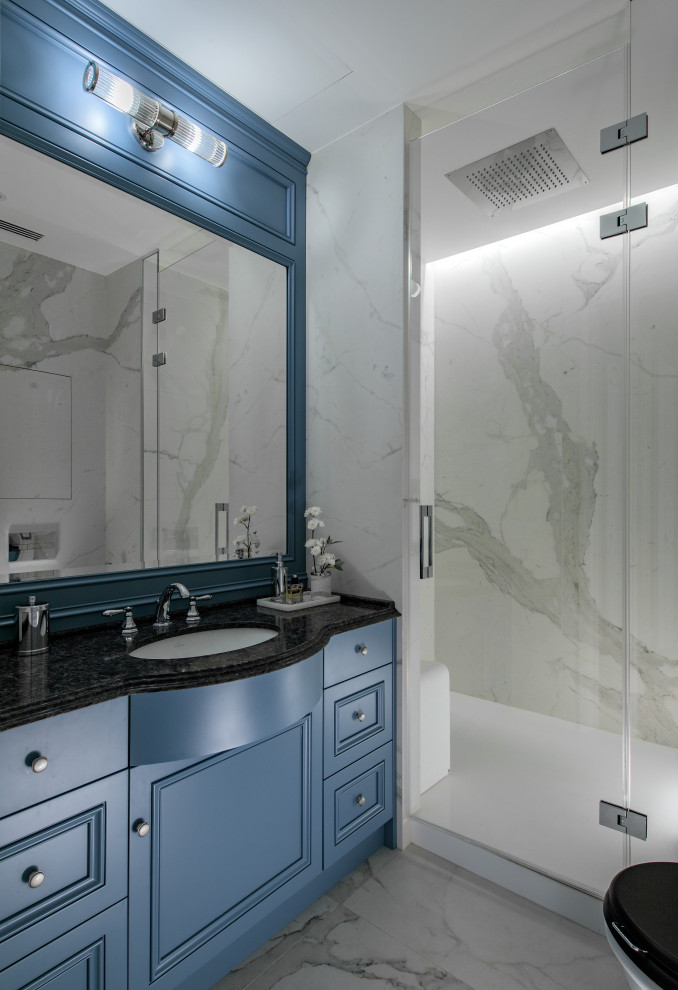 Идея дизайна: ванная комната среднего размера: освещение в классическом стиле с синими фасадами, душевой комнатой, керамогранитной плиткой, тумбой под одну раковину, подвесной тумбой, инсталляцией, душевой кабиной, врезной раковиной и душем с распашными дверями