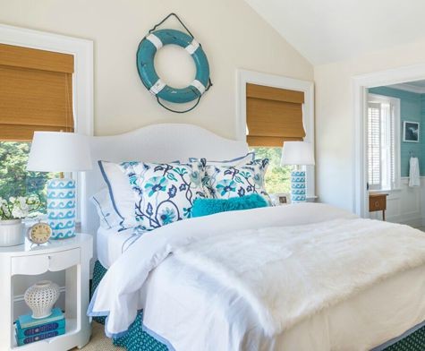 Cette photo montre une chambre avec moquette bord de mer avec un mur blanc.
