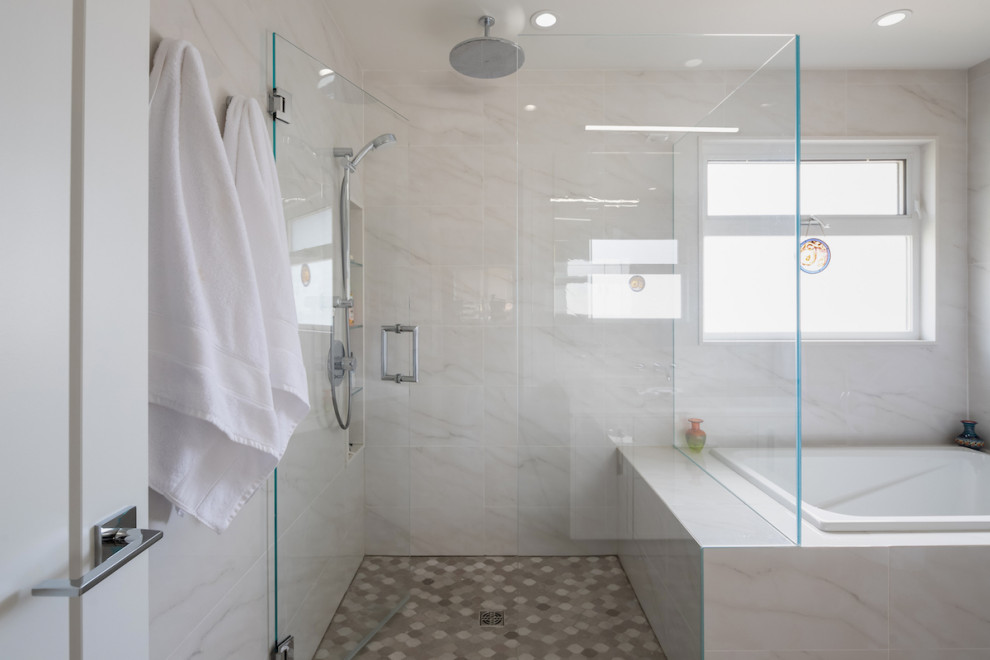 Exempel på ett mellanstort modernt vit vitt en-suite badrum, med släta luckor, grå skåp, ett platsbyggt badkar, en hörndusch, grå kakel, porslinskakel, grå väggar, klinkergolv i porslin, ett undermonterad handfat, bänkskiva i kvarts, beiget golv och dusch med gångjärnsdörr