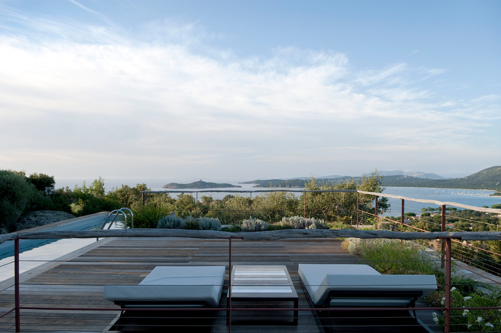 Inspiration for an expansive contemporary deck in Marseille.