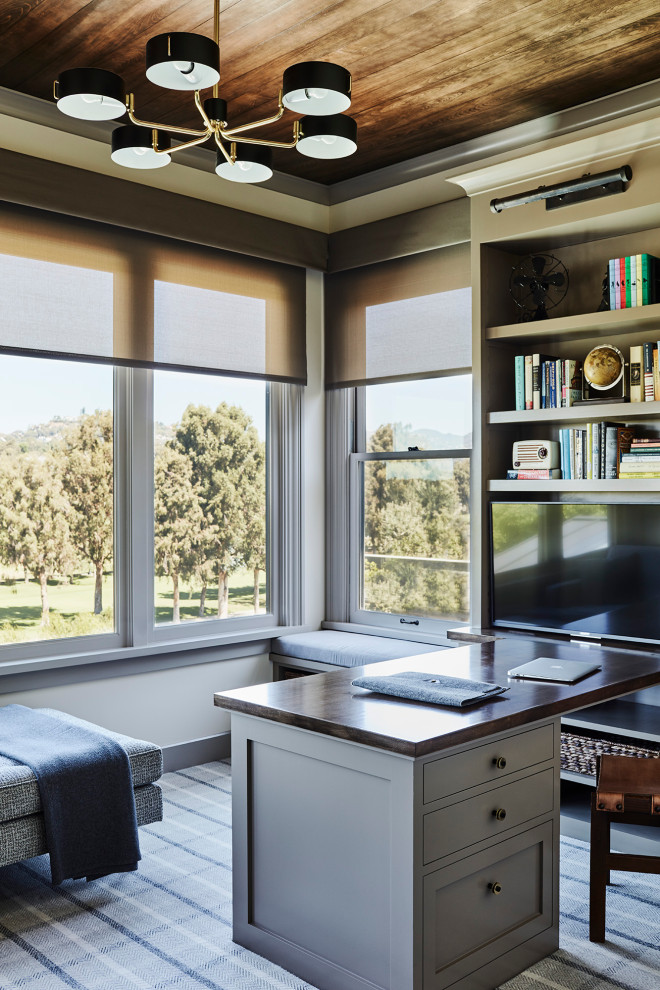 Immagine di un ufficio stile rurale con moquette, scrivania incassata, pavimento grigio e soffitto in legno