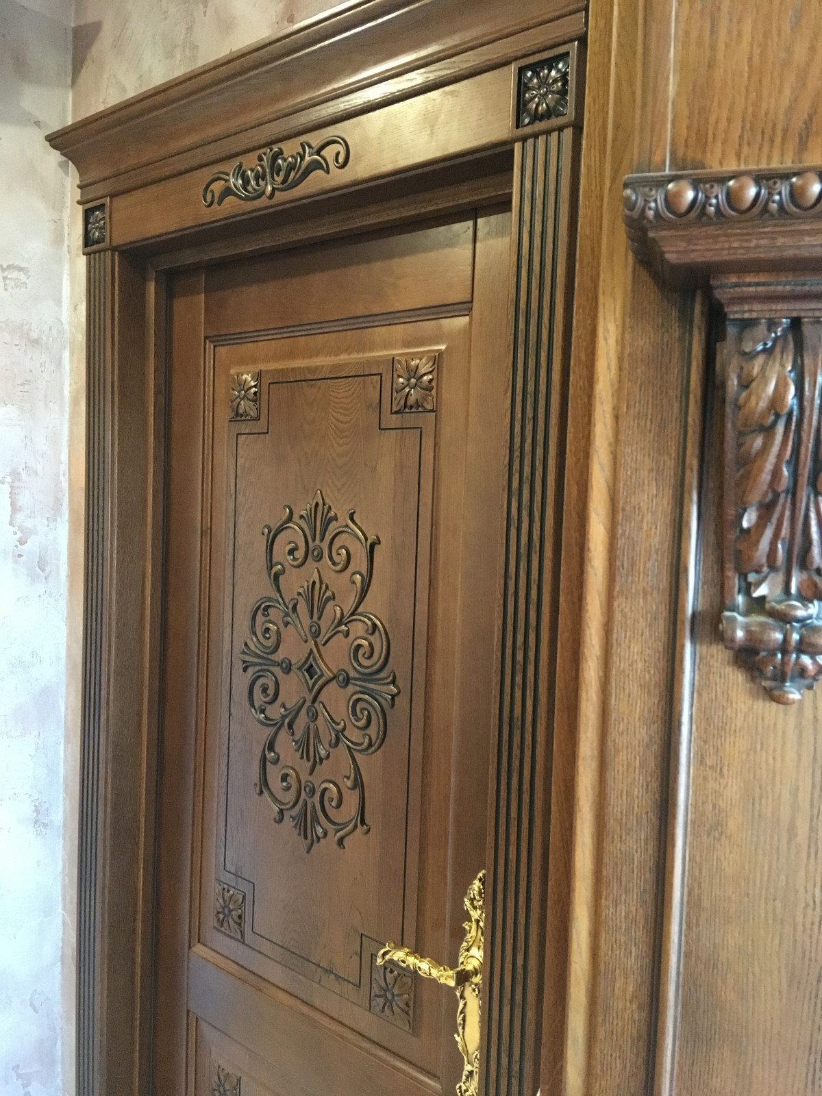 Классические двери из массива дуба