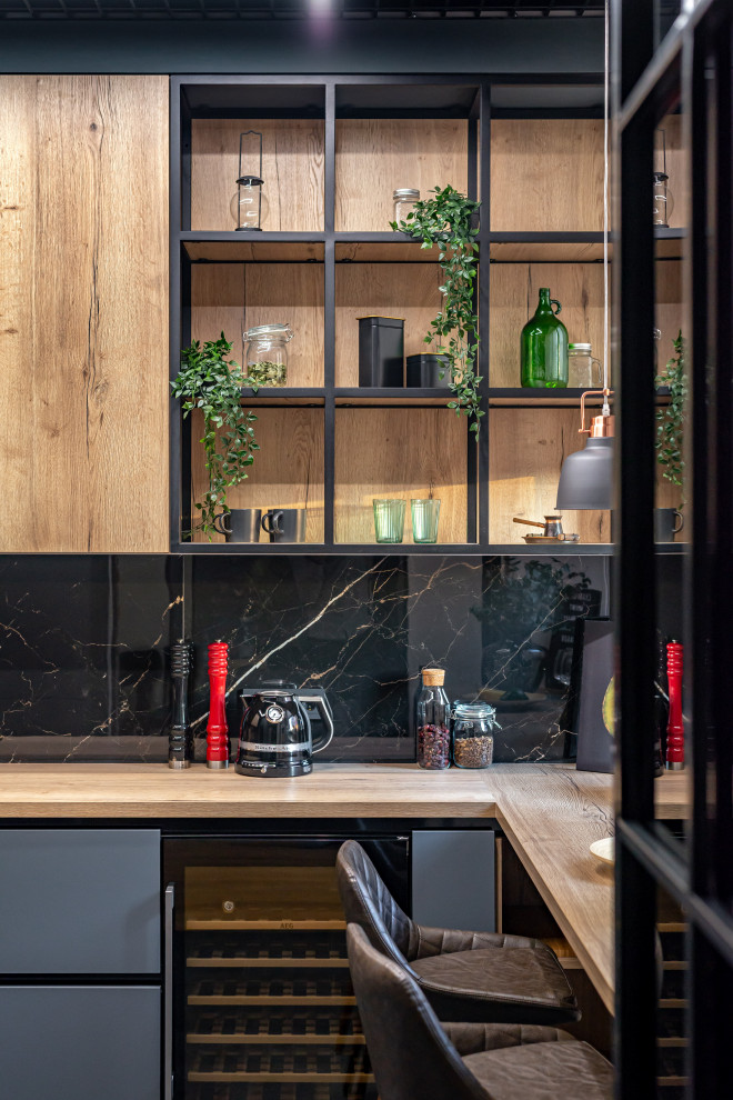 Идея дизайна: кухня со шкафом над холодильником в современном стиле с коричневыми фасадами, деревянной столешницей, черным фартуком, фартуком из керамогранитной плитки, полом из керамогранита и коричневой столешницей