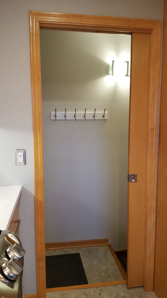 Example of a mid-sized transitional l-shaped ceramic tile eat-in kitchen design with an undermount sink, shaker cabinets, light wood cabinets, quartz countertops, gray backsplash, subway tile backsplash, stainless steel appliances and no island