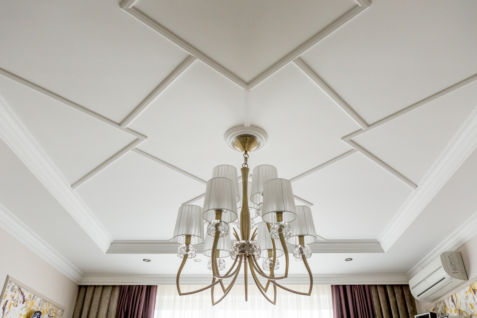 Белое, черное и яркие тона - реализованный проект квартиры в Москве.