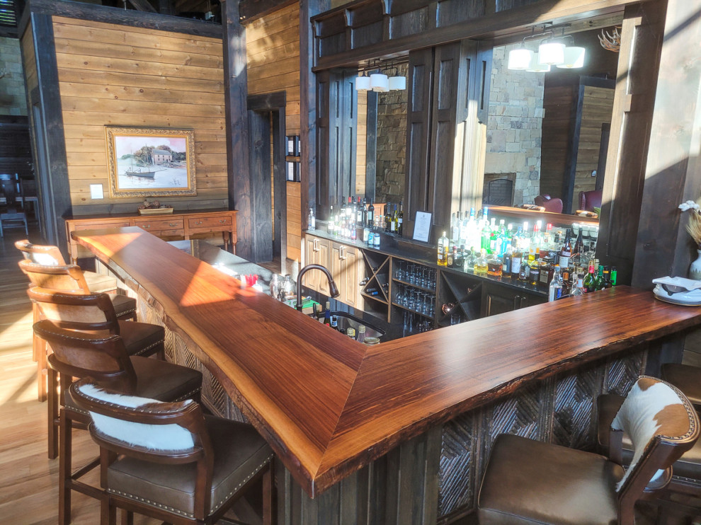 Cette image montre un bar de salon chalet avec un plan de travail marron.