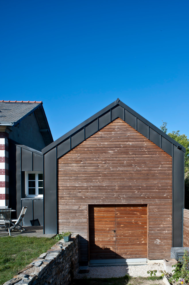 Großes, Zweistöckiges Modernes Haus mit schwarzer Fassadenfarbe, Satteldach, Blechdach, schwarzem Dach und Verschalung in Nantes