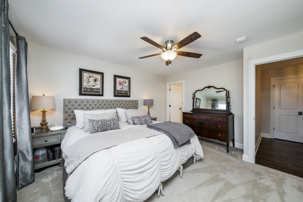 Modelo de dormitorio principal clásico renovado con paredes grises, moqueta y suelo beige