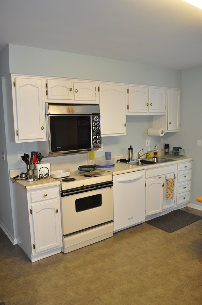 Example of a transitional home design design in Cincinnati