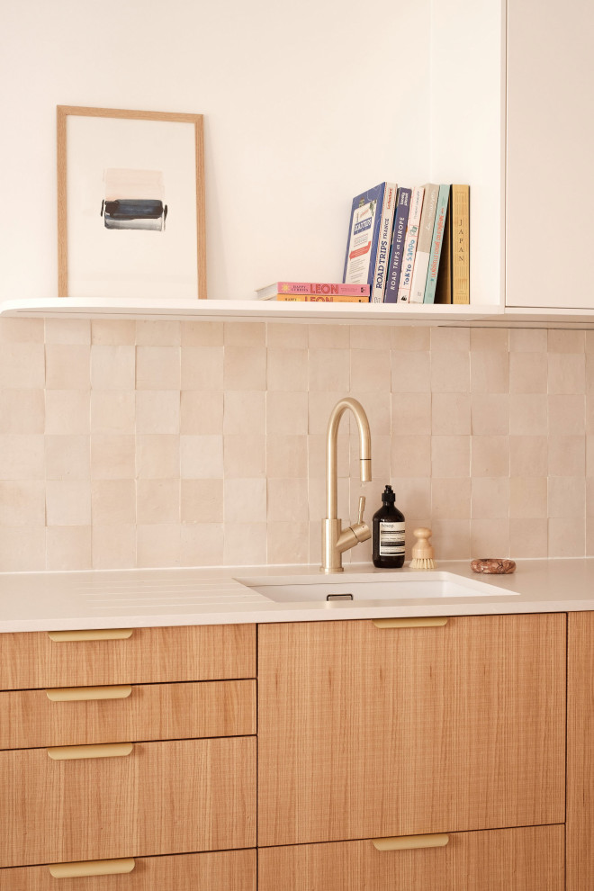 Esempio di una cucina ad ambiente unico contemporanea con lavello sottopiano, ante lisce, ante in legno chiaro, top in quarzite, paraspruzzi beige, pavimento con piastrelle in ceramica, pavimento rosa e top beige