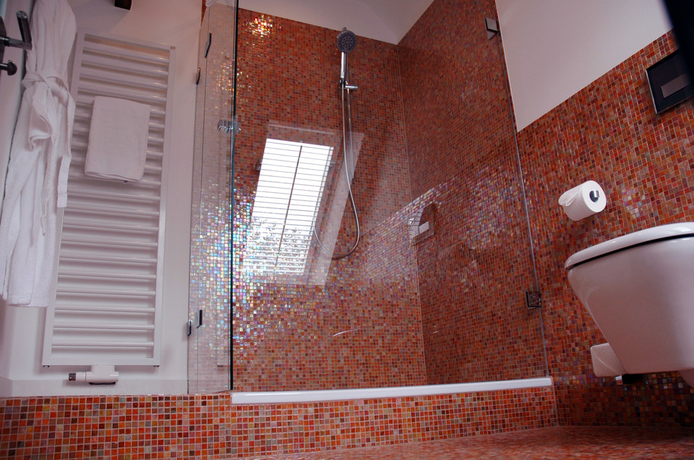 Badezimmer zum Schlafzimmer in Orange
