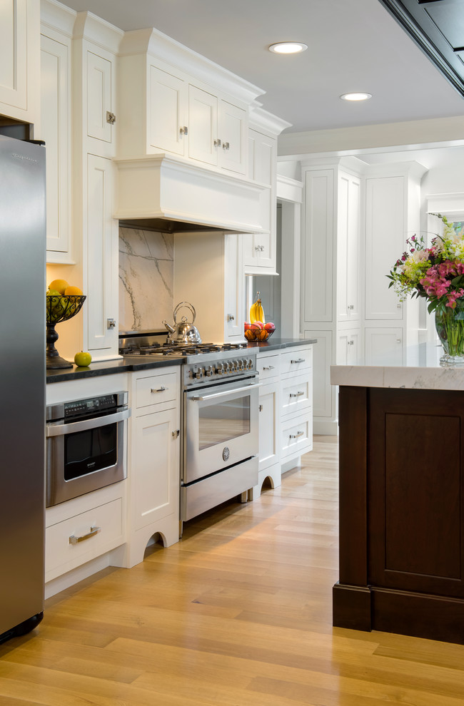 Kitchen - transitional kitchen idea in New York