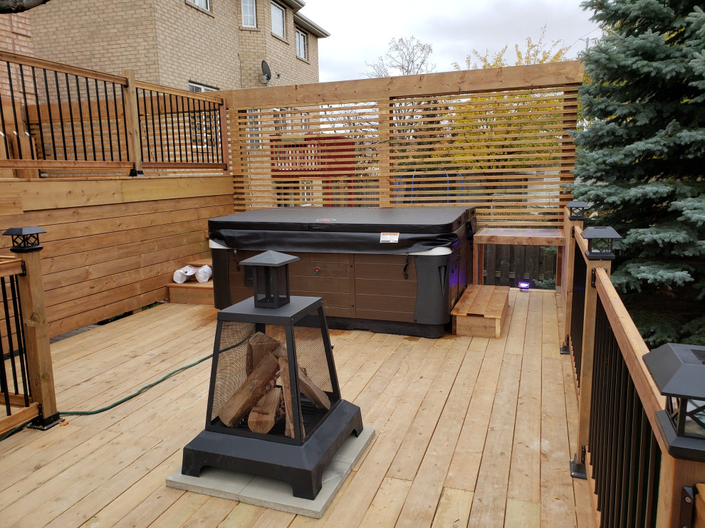 Transitional deck photo in Toronto