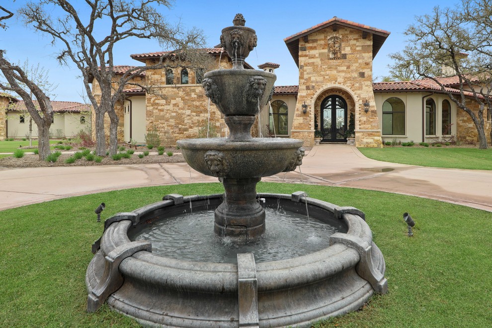 Example of a tuscan home design design in Austin