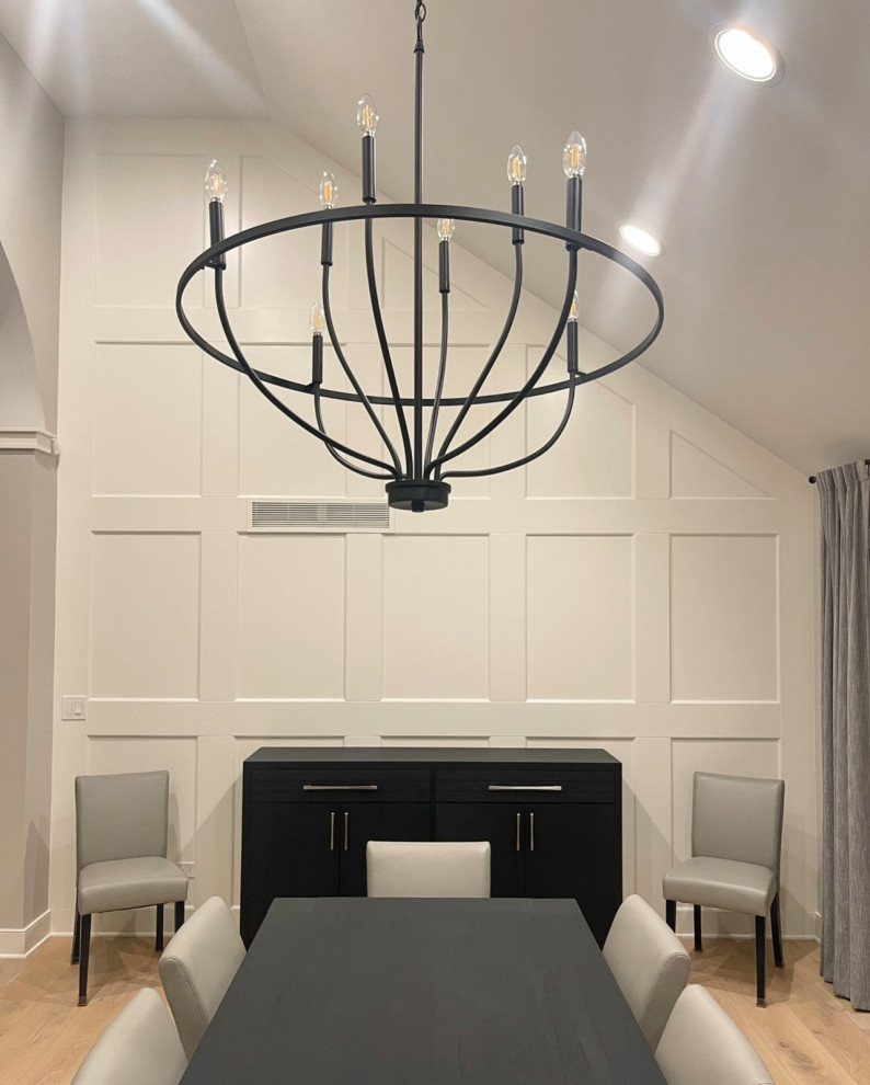 Example of a transitional home design design in Chicago