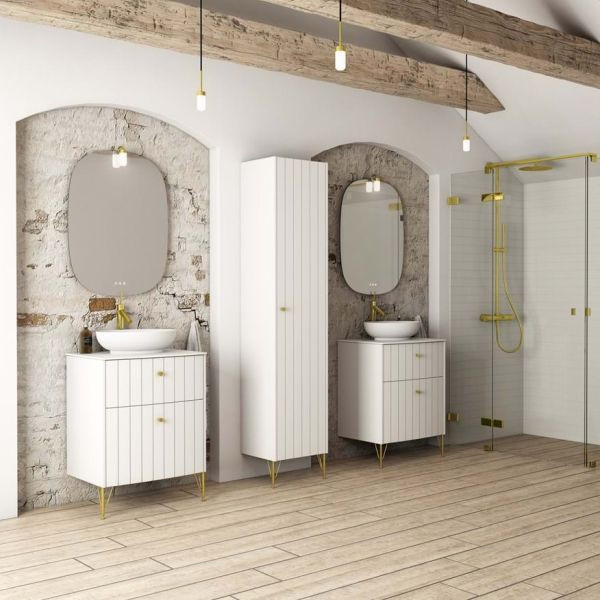 Exempel på ett mycket stort lantligt vit vitt badrum, med luckor med lamellpanel, vita skåp, en kantlös dusch, stenhäll, vita väggar, ett fristående handfat, bänkskiva i akrylsten, brunt golv och med dusch som är öppen