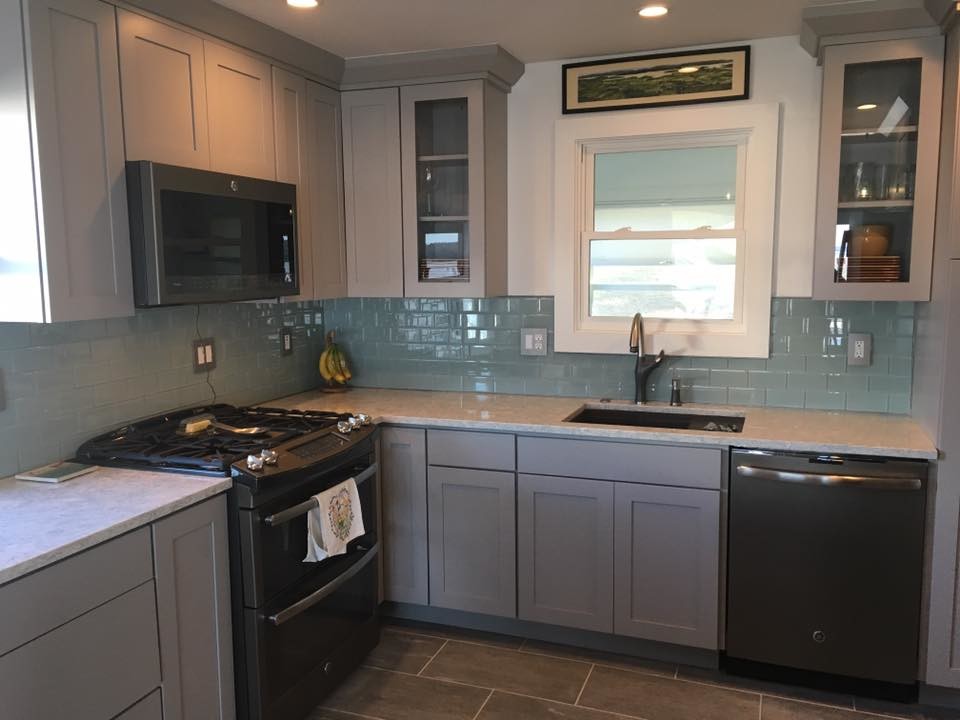 Small beach style u-shaped eat-in kitchen in Burlington with a single-bowl sink, flat-panel cabinets, grey cabinets, quartzite benchtops, green splashback, subway tile splashback, coloured appliances, porcelain floors and with island.