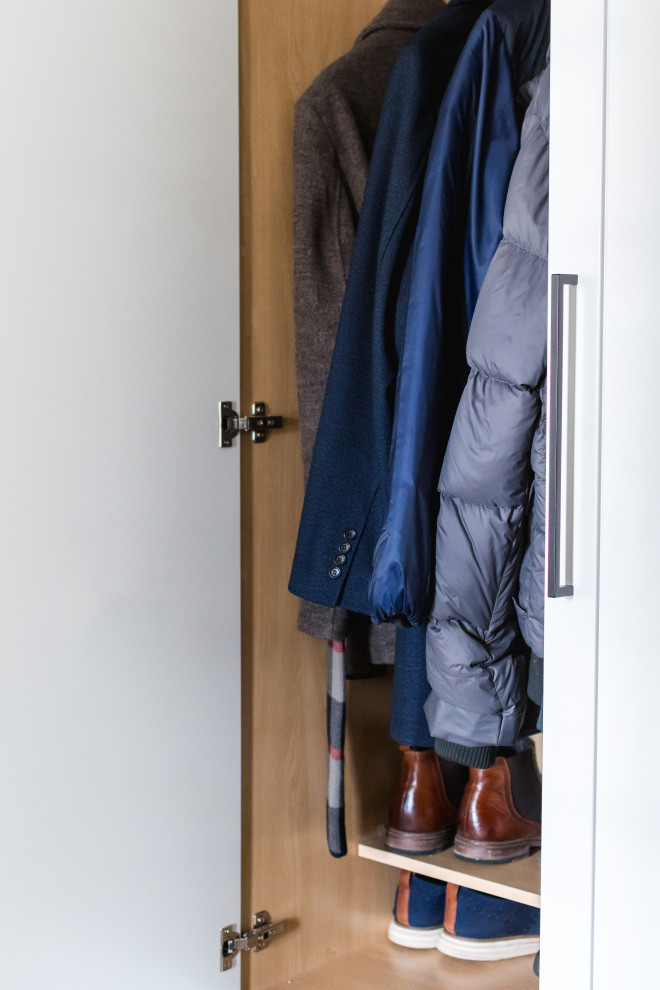 Example of a transitional entryway design in Toronto