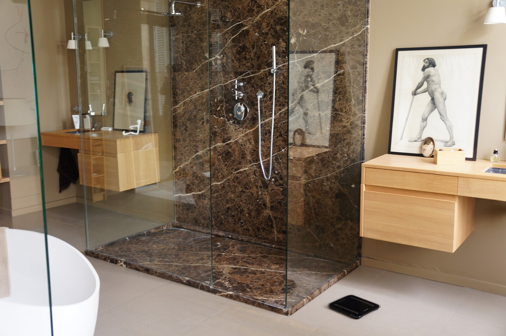 This is an example of a contemporary bathroom in Bordeaux.