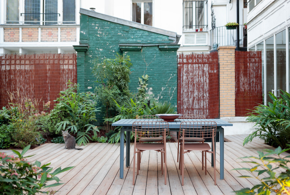 This is an example of a contemporary deck in Paris.