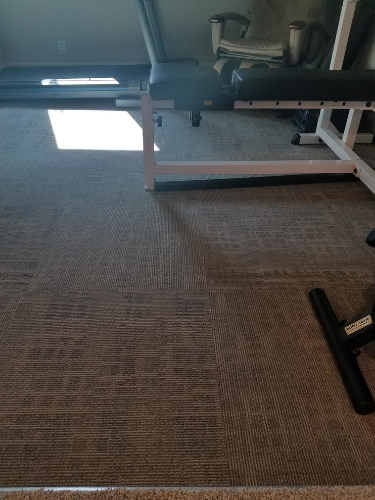 Photo of a country home gym in Omaha with carpet.