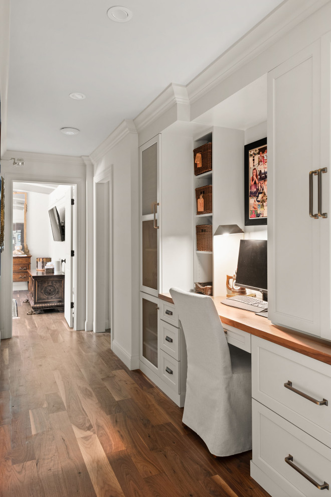Example of a classic home office design in Orlando