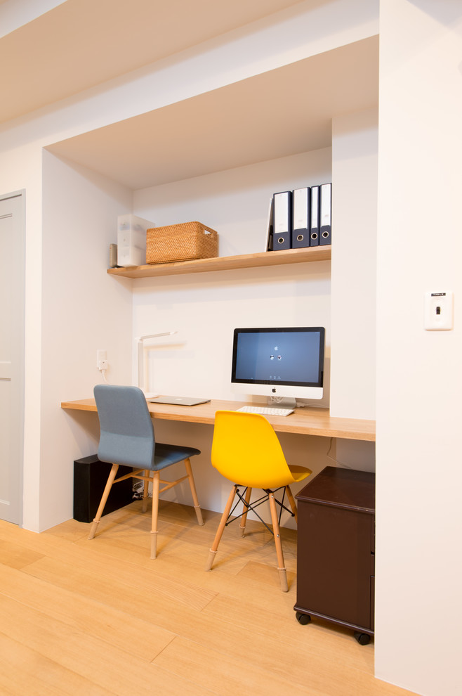 This is an example of a modern home office in Tokyo Suburbs.