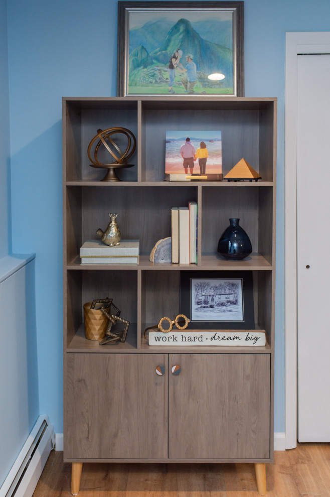 Inspiration för ett retro arbetsrum, med blå väggar, vinylgolv och ett fristående skrivbord