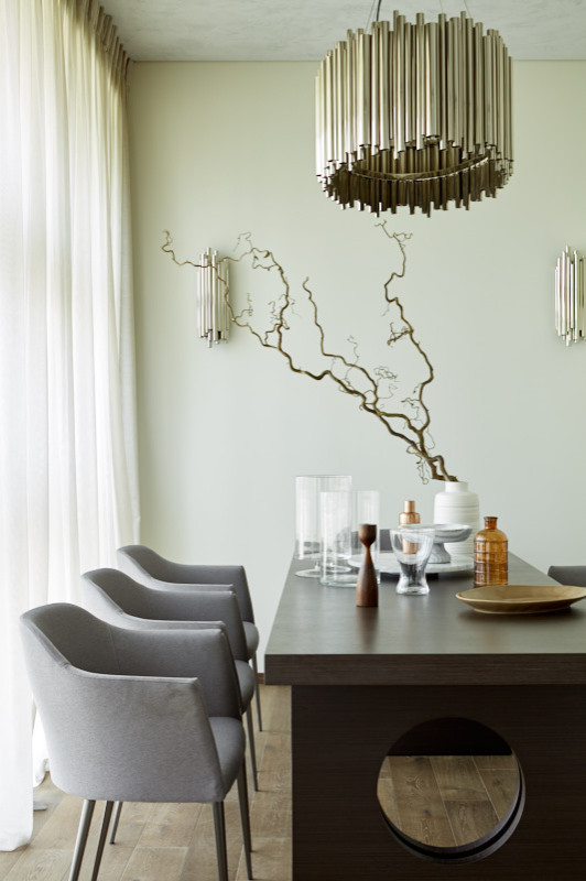 Idée de décoration pour une salle à manger ouverte sur la cuisine design de taille moyenne avec un mur gris, parquet foncé et un sol marron.