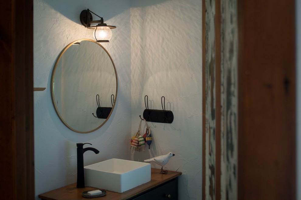 Example of a mountain style bathroom design in Chicago