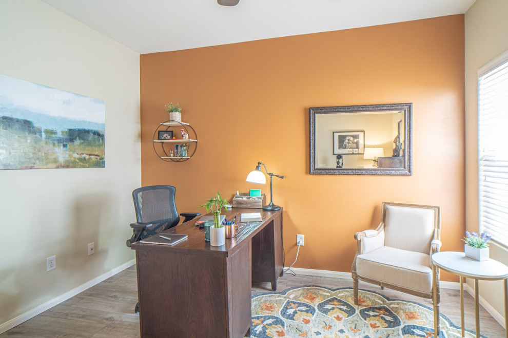 ラスベガスにある低価格の中くらいなエクレクティックスタイルのおしゃれな書斎 (オレンジの壁、クッションフロア、暖炉なし、自立型机、グレーの床) の写真