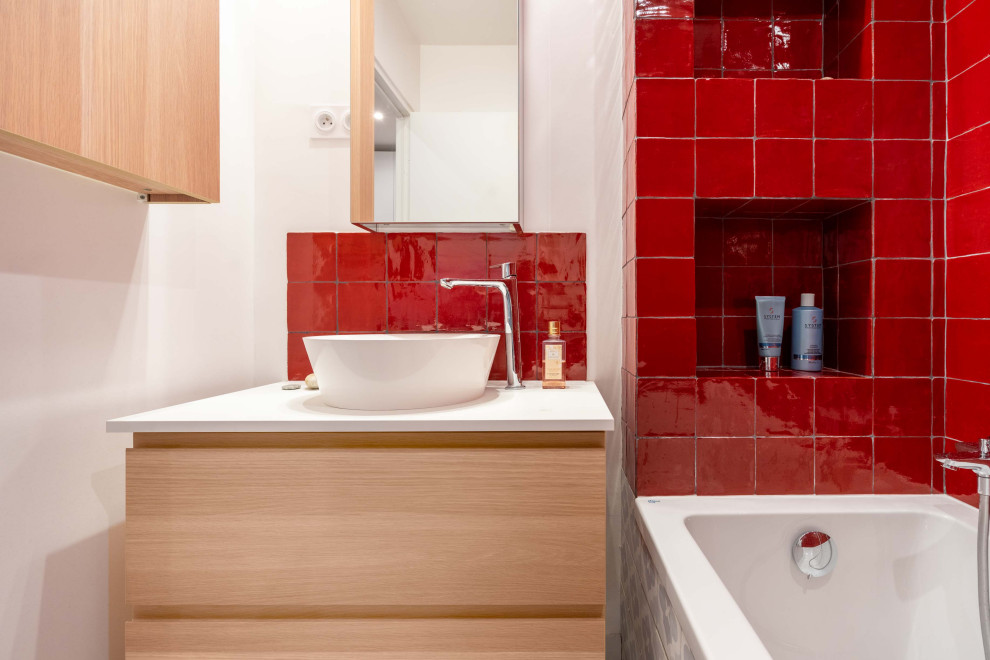 Пример оригинального дизайна: маленькая главная, серо-белая ванная комната в классическом стиле с плоскими фасадами, светлыми деревянными фасадами, накладной ванной, красной плиткой, терракотовой плиткой, белыми стенами, полом из керамической плитки, накладной раковиной, столешницей из ламината, серым полом, белой столешницей и тумбой под одну раковину для на участке и в саду