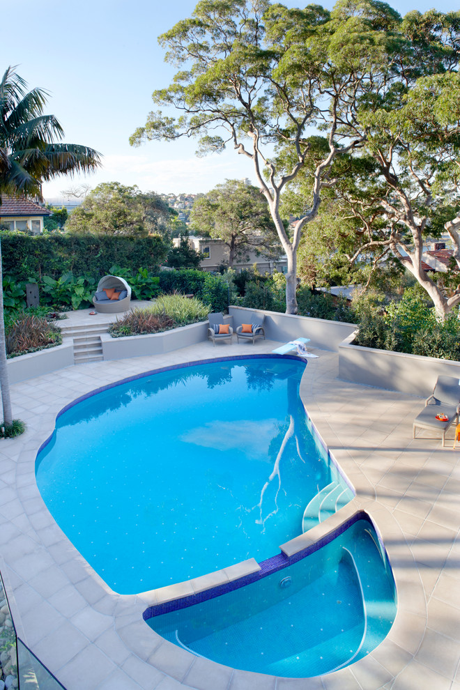 Contemporary backyard kidney-shaped pool in Sydney with a hot tub.